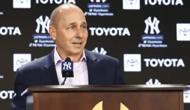 Yankees linked to reigning MLB saves leader as Devin Williams trade replacement image