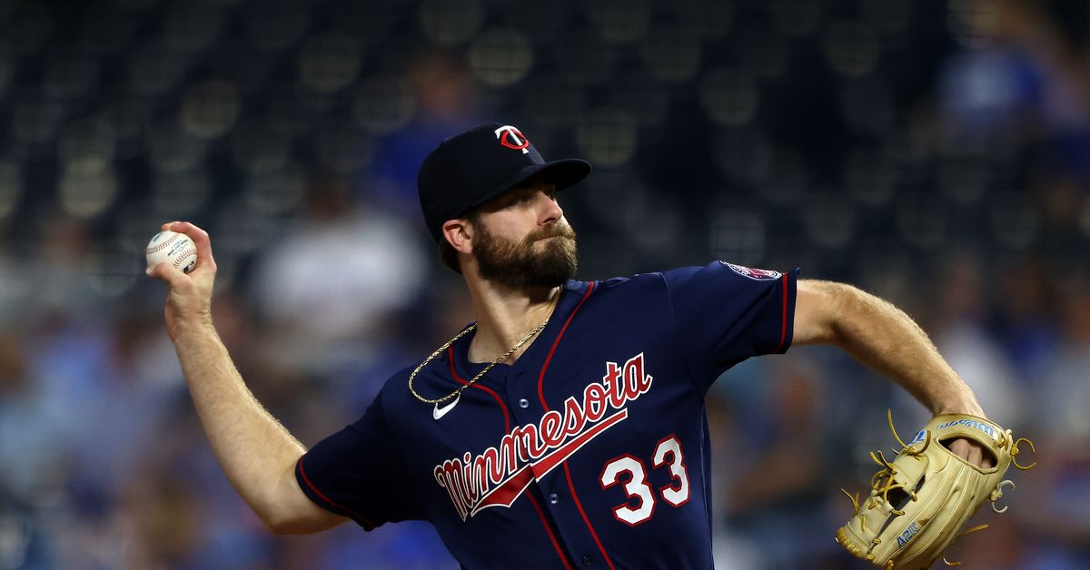 Royals sign free agent pitcher John Gant