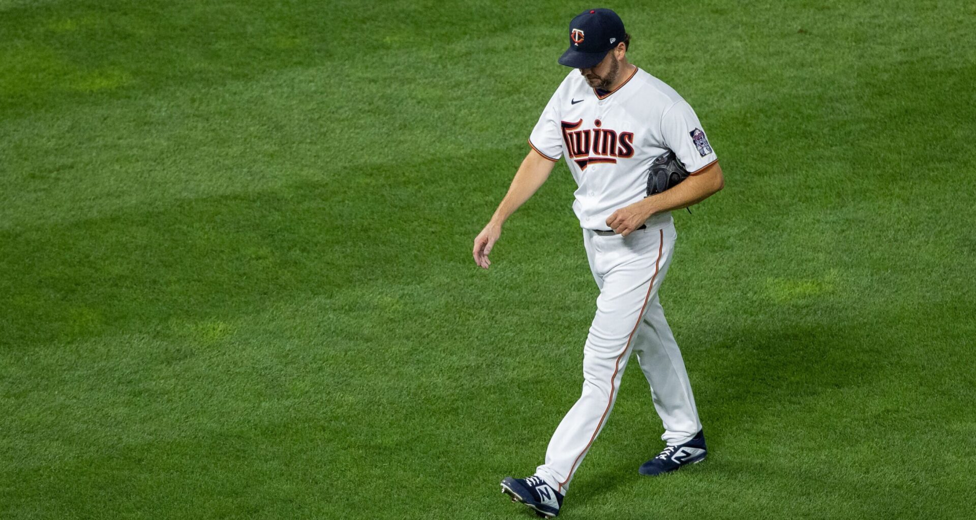 45-Year-Old Former Minnesota Twins Pitcher Signs With New AL Central Team