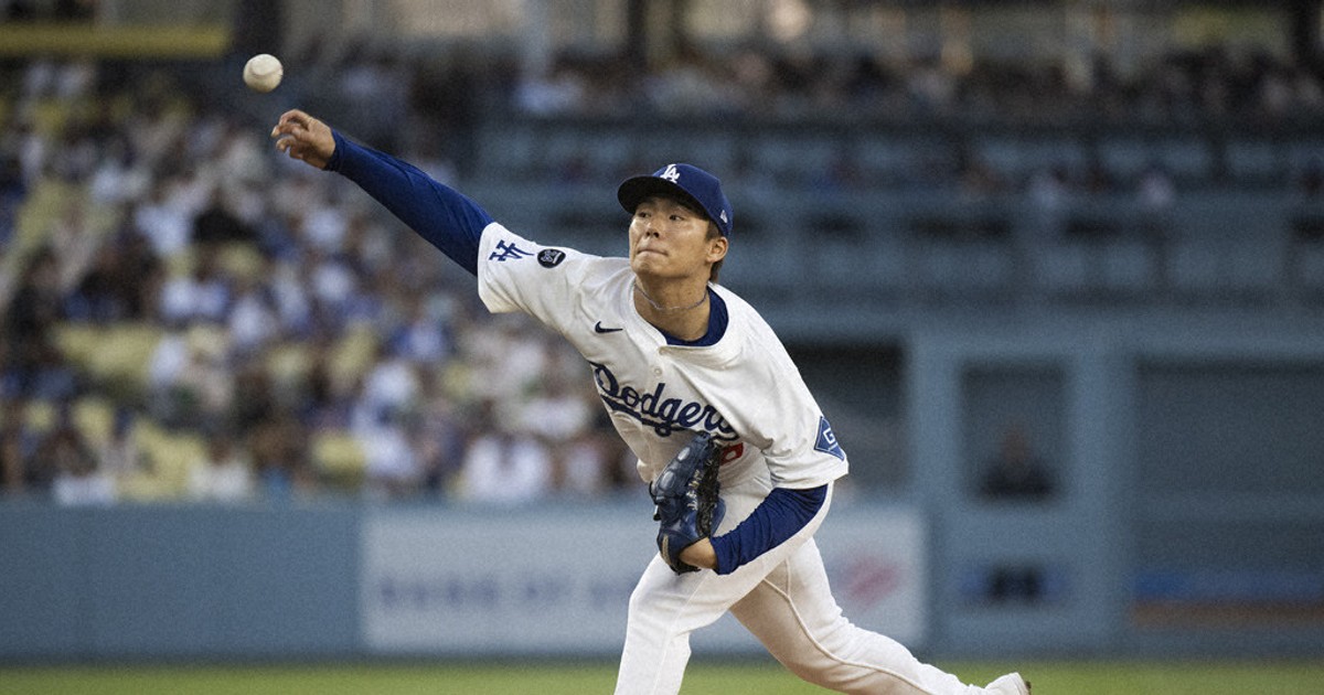 Dodgers' Yoshinobu Yamamoto has no-hit bid broken up in 7th against the Diamondbacks