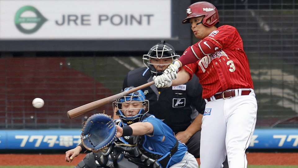 Asamura records 2,000th career hit in Rakuten's win