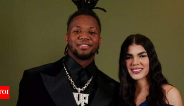 Ronald Acuna Jr. performs under pressure as wife Maria Laborde cheers at Phillies game in red Braves gear | MLB News