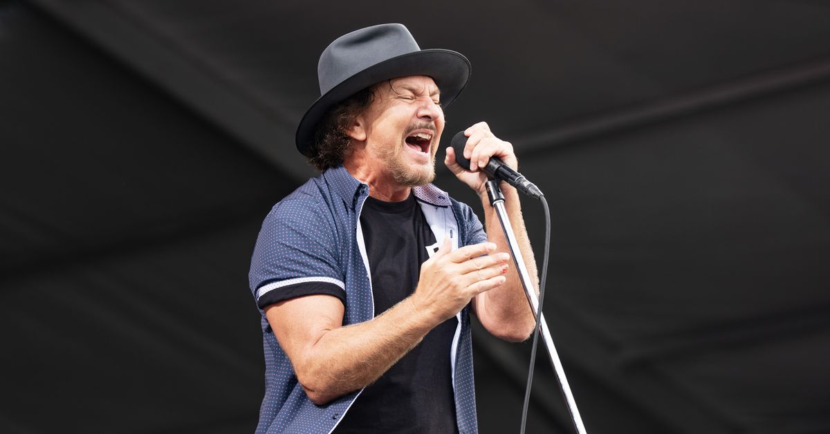 MLB News: Pearl Jam’s Eddie Vedder saved museum honoring Pirates Roberto Clemente