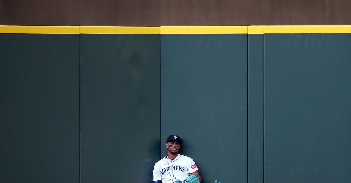 Mariners Reacts Survey: Elbows and Rose