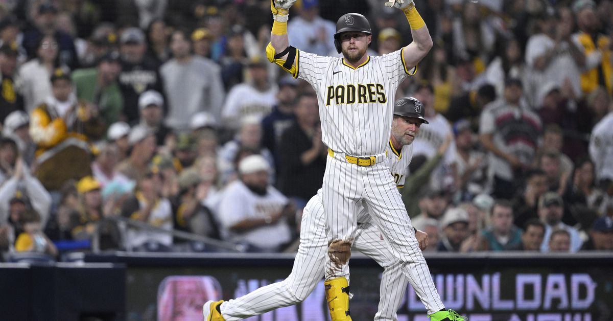 Mariners slug their way to win over Padres