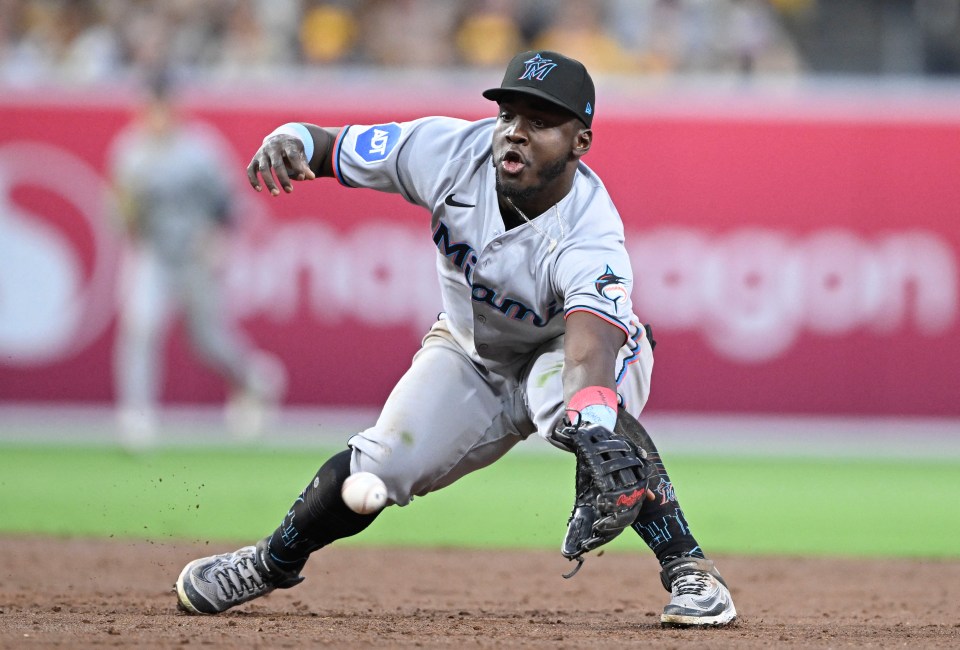 Miami Marlins' Ronny Simon attempting to field a ground ball.