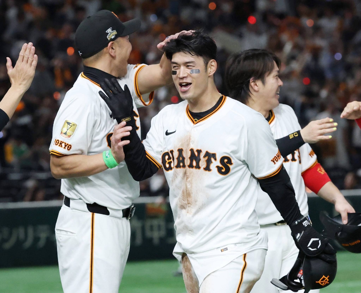 Giants rally to beat Swallows in dramatic season opener