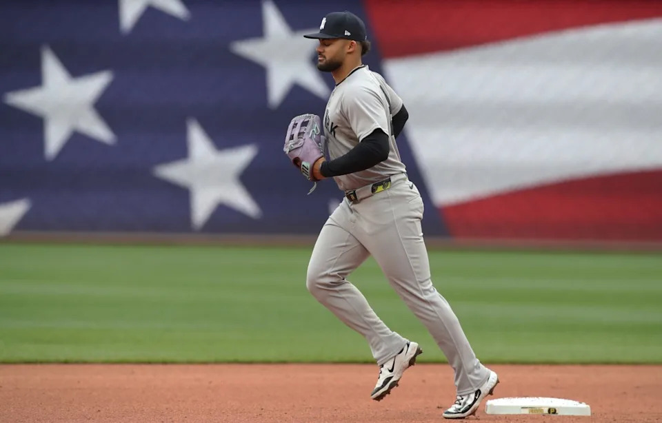 New York Yankees outfielder Jasson Dominguez and his lavender glove run on the field at PNC Park. © Charles LeClaire-Imagn Images