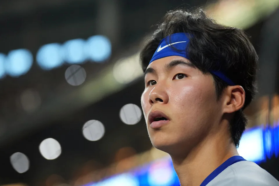 Los Angeles Dodgers second baseman Hyeseong Kim (6) looks on against the Arizona Diamondbacks during the fifth inning at Chase Field.Joe Camporeale-Imagn Images