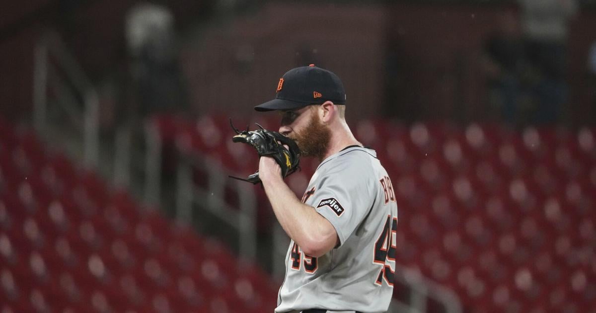 Tigers run short of arms during their visit to Busch Stadium