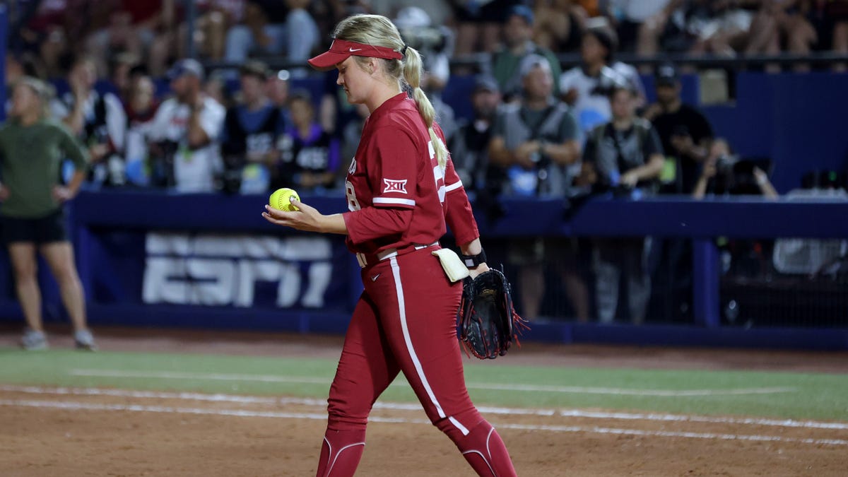 What are the rule differences between college softball and baseball?