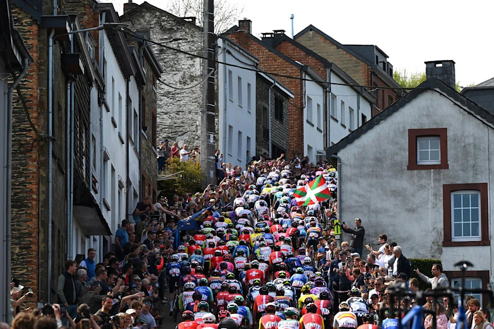 The peloton climbs a narrow road during Sunday's Liège-Bastogne-Liège. (Dario Belingheri/Getty Images)