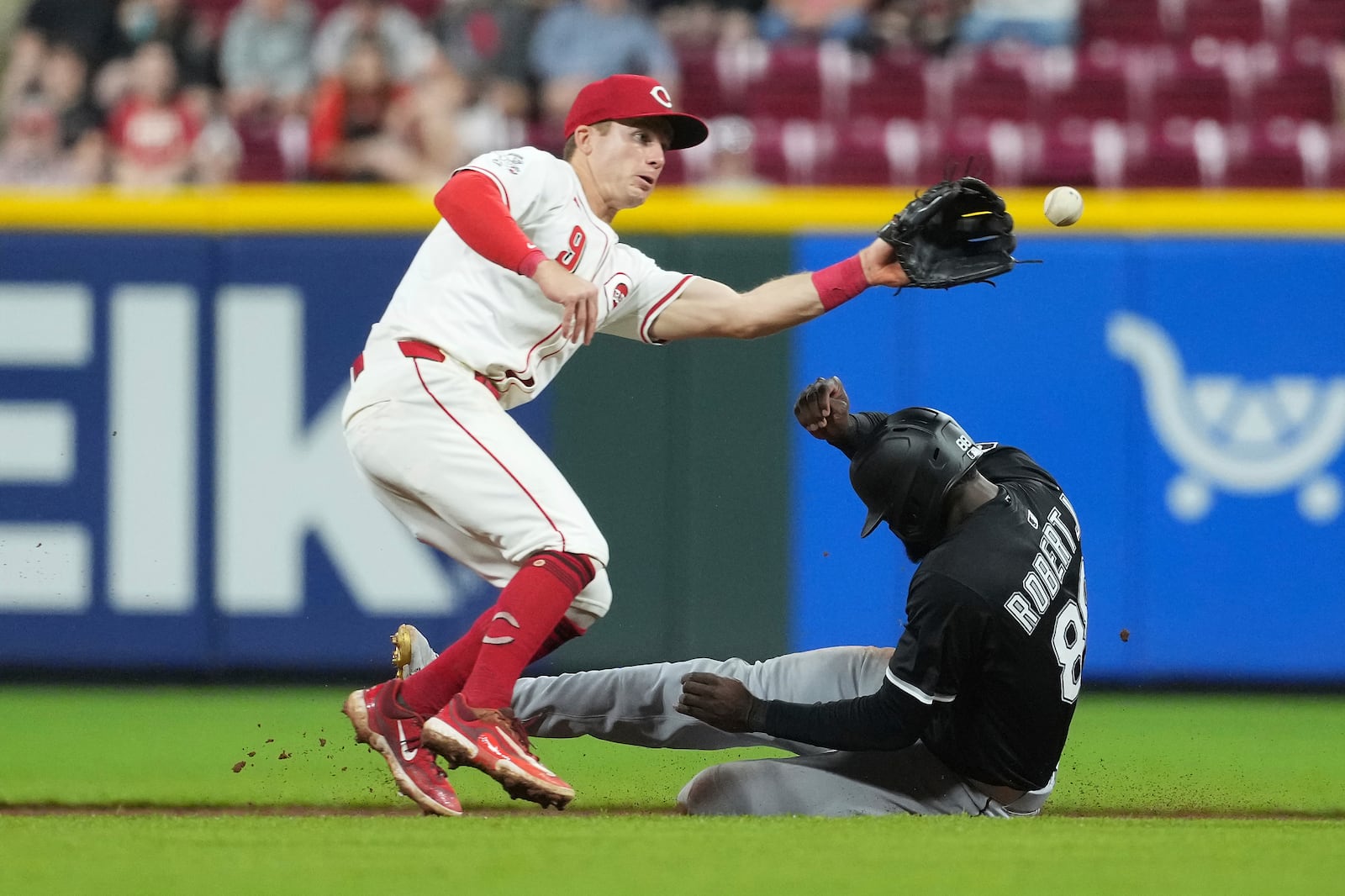 Chicago White Sox's Luis Robert Jr. steals second base before Cincinnati Reds' Matt McLain can apply the tag in the ninth inning of a baseball game Tuesday, May 13, 2025, in Cincinnati. (AP Photo/Kareem Elgazzar)