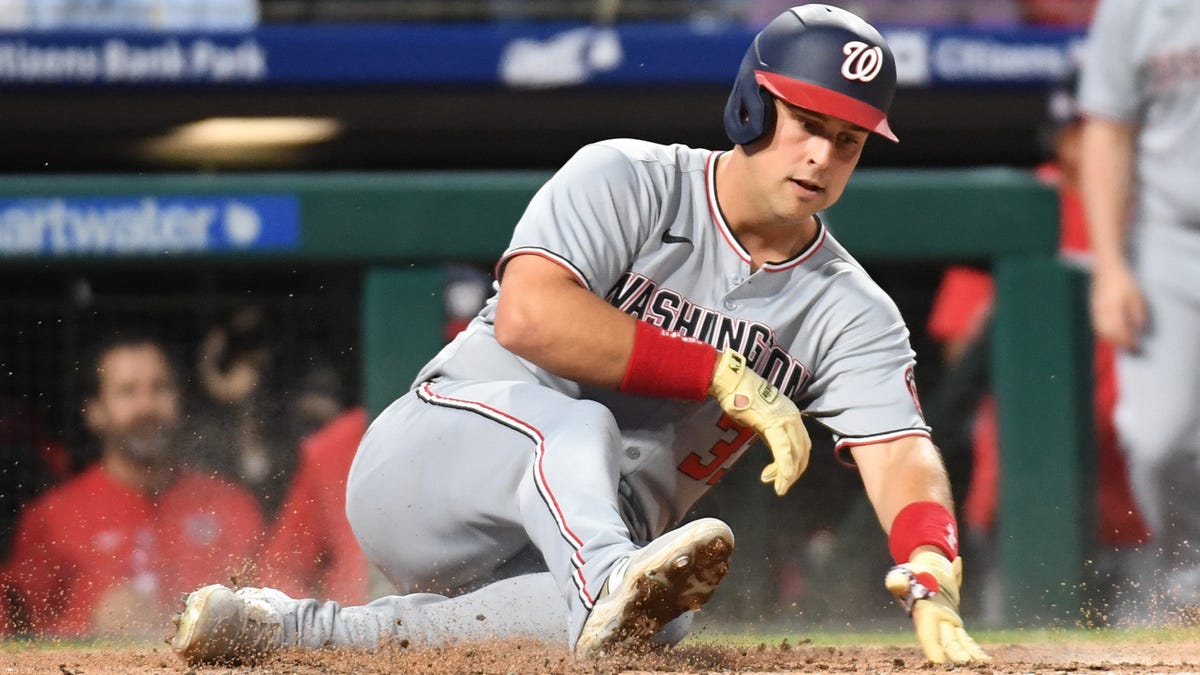 Nats 1B Nathaniel Lowe runs into GABP tarp vs Reds, topples into seats