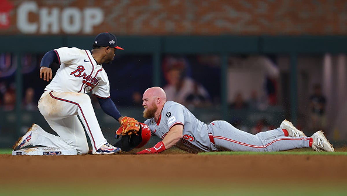 Reds-Braves ump misses Ozzie Albies call on Blake Dunn stolen base