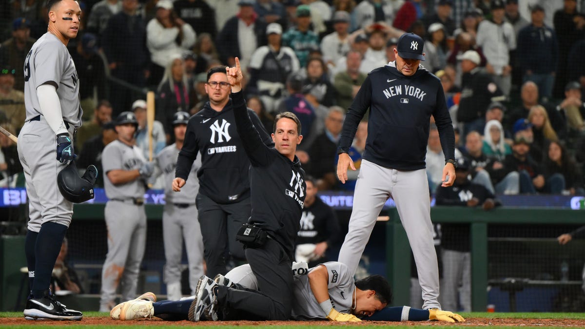 Yankees player carted off field