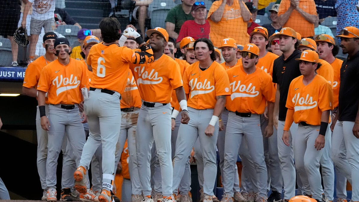 NCAA baseball regional bracket projections: Hosting race, bubble watch