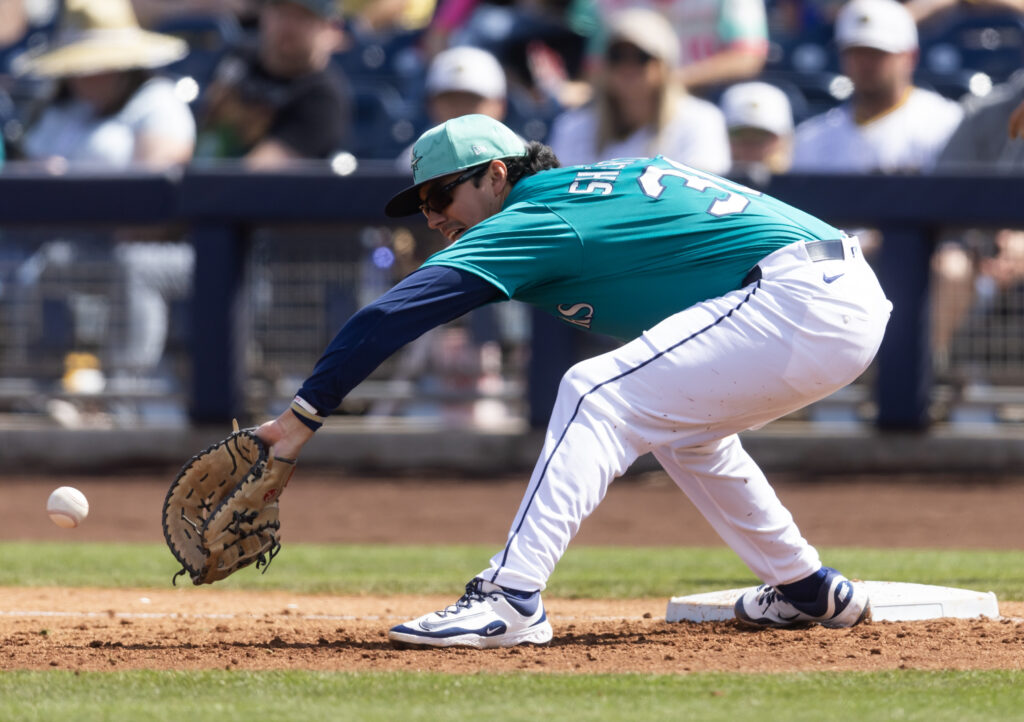 Mariners Outright Austin Shenton, Jesse Hahn
