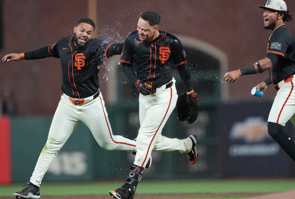 SF Giants' Wilmer Flores delivers walk-off walk in 10th inning to beat A's