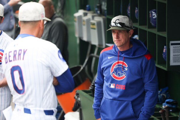 Chicago Cubs manager Craig Counsell speaks to third base coach Quintin Berry (0) before the game against the Chicago White Sox at Wrigley Field on Sunday, May 18, 2025. (Eileen T. Meslar/Chicago Tribune)