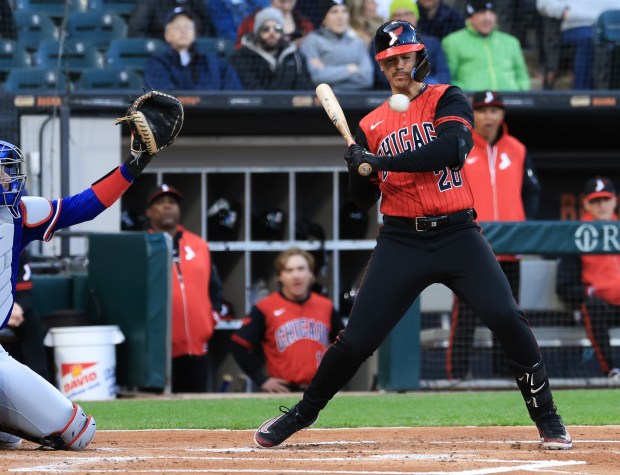White Sox first baseman Miguel Vargas (20) takes a ball high in the first inning against the Rangers at Rate Field on May 23, 2025, in Chicago. (John J. Kim/Chicago Tribune)