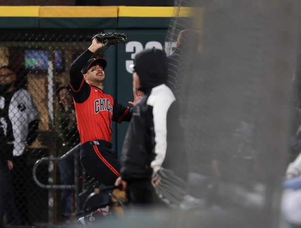 White Sox right fielder Mike Tauchman catches a fly ball at the netting from Rangers right fielder Adolis García in the seventh inning at Rate Field on May 23, 2025, in Chicago. (John J. Kim/Chicago Tribune)