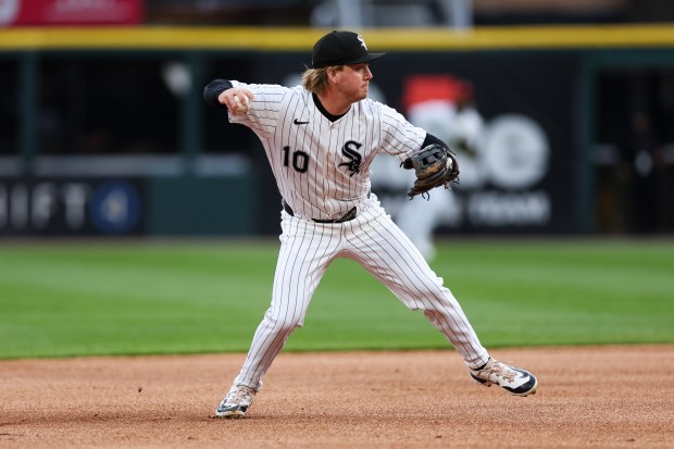 Chicago White Sox shortstop Chase Meidroth (10) throws to Chicago White Sox first baseman Tim Elko (30) to tag out Seattle Mariners' Jorge Polanco (7) during the first inning at Rate Field on Monday, May 19, 2025, in Chicago. (Armando L. Sanchez/Chicago Tribune)