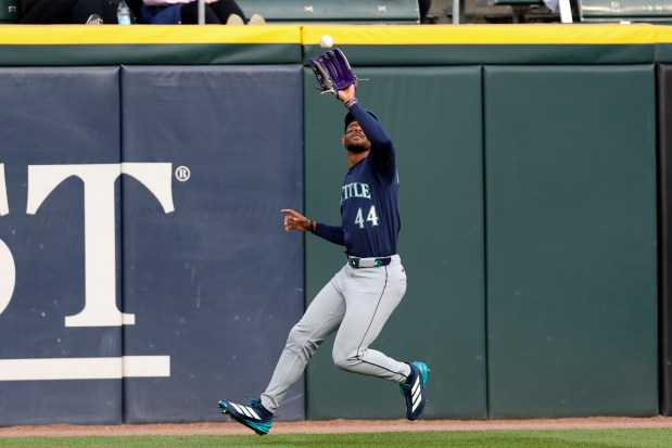 Seattle Mariners outfielder Julio Rodríguez (44) catches a fly ball hit by Chicago White Sox third baseman Miguel Vargas (20) during the first inning at Rate Field on Monday, May 19, 2025, in Chicago. (Armando L. Sanchez/Chicago Tribune)