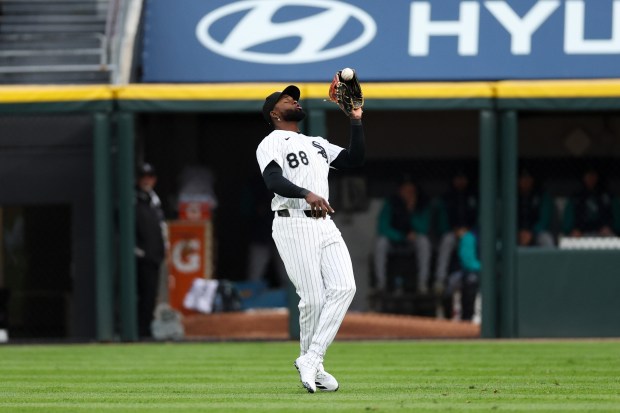Chicago White Sox outfielder Luis Robert Jr. (88) catches a fly ball hit by Seattle Mariners second baseman Dylan Moore (25) during the third inning at Rate Field on Monday, May 19, 2025, in Chicago. (Armando L. Sanchez/Chicago Tribune)
