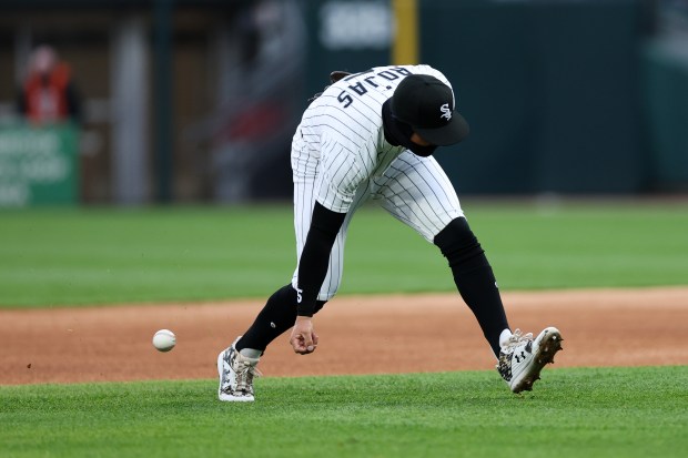 Chicago White Sox third baseman Josh Rojas (5) misses a single from Seattle Mariners' Ben Williamson (9) during the third inning at Rate Field on Monday, May 19, 2025, in Chicago. (Armando L. Sanchez/Chicago Tribune)