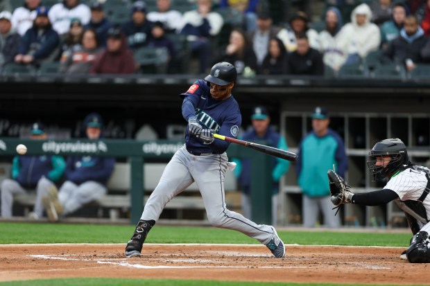 Seattle Mariners' Jorge Polanco (7) hits an RBI single during the third inning against the Chicago White Sox at Rate Field on Monday, May 19, 2025, in Chicago. (Armando L. Sanchez/Chicago Tribune)