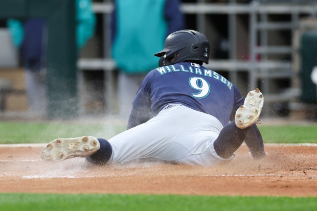 Seattle Mariners' Ben Williamson (9) scores on an RBI single from Seattle Mariners' Jorge Polanco (7) during the third inning against the Chicago White Sox at Rate Field on Monday, May 19, 2025, in Chicago. (Armando L. Sanchez/Chicago Tribune)