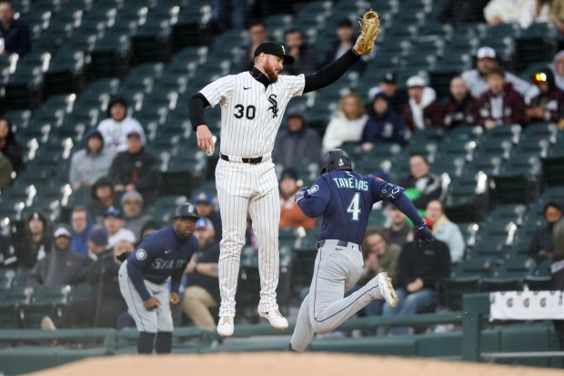 Seattle Mariners outfielder Leody Taveras (4) runs to first base safely past Chicago White Sox first baseman Tim Elko (30) during the fifth inning at Rate Field on Monday, May 19, 2025, in Chicago. (Armando L. Sanchez/Chicago Tribune)