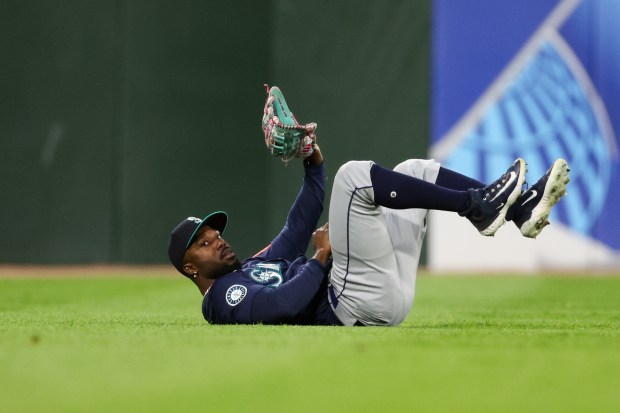 Seattle Mariners outfielder Randy Arozarena (56) makes a catch from Chicago White Sox first baseman Andrew Vaughn (25) to end the seventh inning at Rate Field on Monday, May 19, 2025, in Chicago. (Armando L. Sanchez/Chicago Tribune)