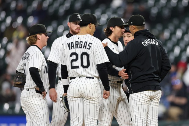 Chicago White Sox manager Will Venable (1) takes out Chicago White Sox pitcher Davis Martin (65) during the eighth inning against the Seattle Mariners at Rate Field on Monday, May 19, 2025, in Chicago. (Armando L. Sanchez/Chicago Tribune)
