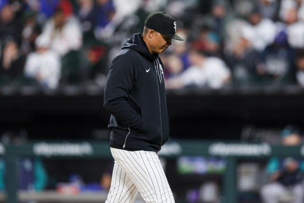 Chicago White Sox manager Will Venable (1) walks back to the dugout after taking out Chicago White Sox pitcher Davis Martin (65) during the eighth inning against the Seattle Mariners at Rate Field on Monday, May 19, 2025, in Chicago. (Armando L. Sanchez/Chicago Tribune)