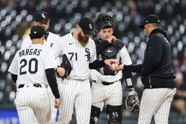 Chicago White Sox manager Will Venable (1) takes out Chicago White Sox pitcher Cam Booser (71) after he allowed Seattle Mariners outfielder Julio Rodríguez (44) to hit a grand slam during the eighth inning at Rate Field on Monday, May 19, 2025, in Chicago. (Armando L. Sanchez/Chicago Tribune)