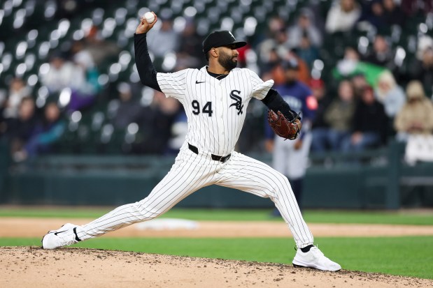 Chicago White Sox pitcher Yoendrys Gómez (94) pitches during the eighth inning against the Seattle Mariners at Rate Field on Monday, May 19, 2025, in Chicago. (Armando L. Sanchez/Chicago Tribune)