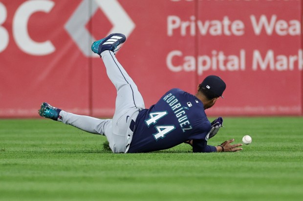 Seattle Mariners outfielder Julio Rodríguez (44) misses a single from Chicago White Sox outfielder Luis Robert Jr. (88) to load the bases during the ninth inning at Rate Field on Monday, May 19, 2025, in Chicago. (Armando L. Sanchez/Chicago Tribune)