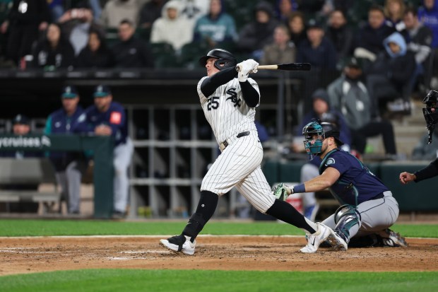Chicago White Sox first baseman Andrew Vaughn (25) hits a RBI single during the ninth inning against the Seattle Mariners at Rate Field on Monday, May 19, 2025, in Chicago. (Armando L. Sanchez/Chicago Tribune)
