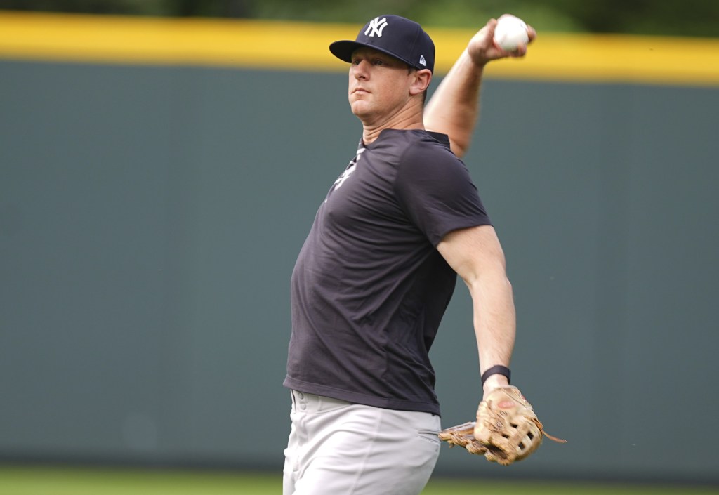 DJ LeMahieu warms up before the Yankees' 3-2 loss to the Rockies on May 23, 2025.