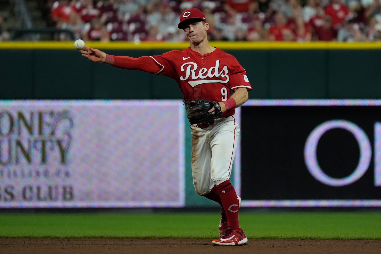 Cincinnati Reds second baseman Matt McLain throws Chicago White Sox Andrew Vaughn out at first base in the eighth inning of a baseball game, Wednesday, May 14, 2025, in Cincinnati. (AP Photo/Carolyn Kaster)