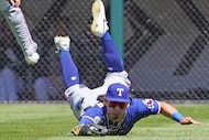 Texas Rangers left fielder Alejandro Osuna makes a catch on Chicago White Sox's Chase...