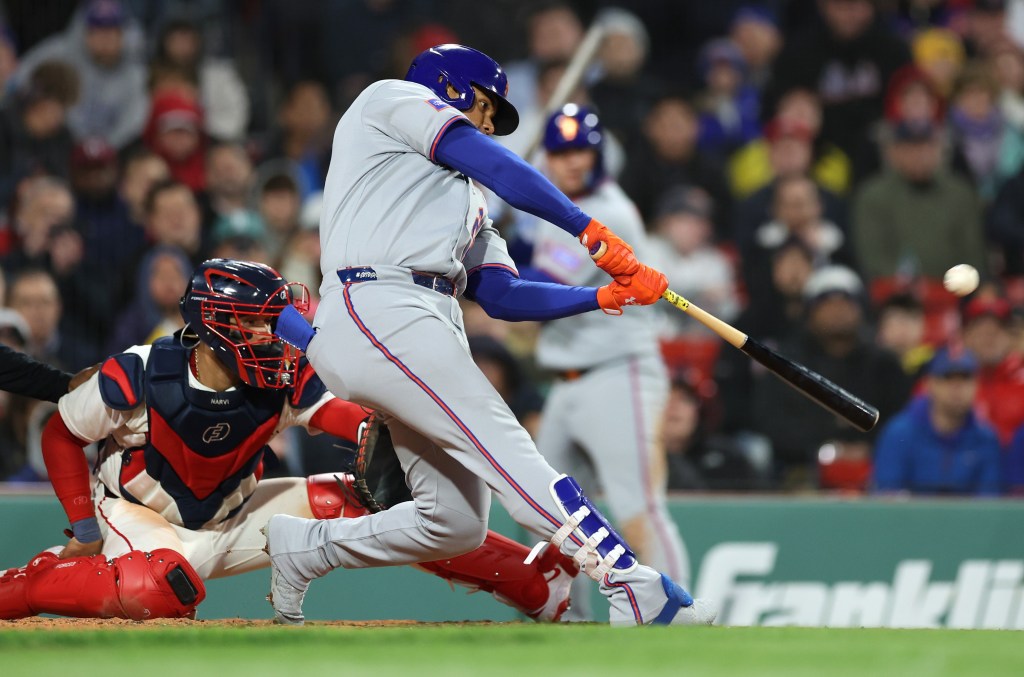 Juan Soto hits a sacrifice fly in the seventh inning of the Mets' win over the Red Sox.