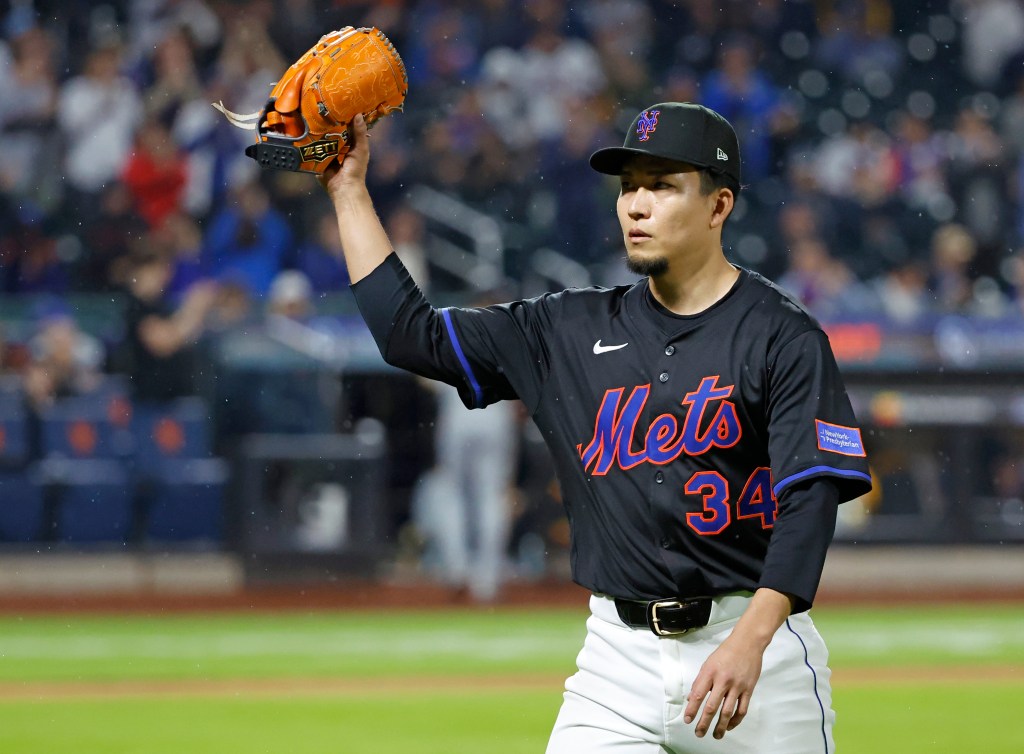 Kodai Senga tips his hat to the crowd after exiting in the sixth inning of the Mets' win over the Pirates.