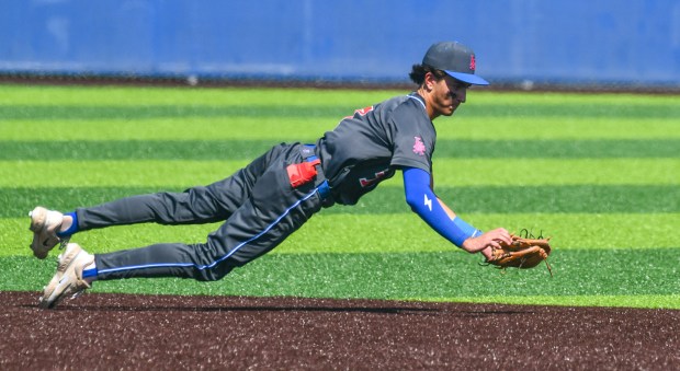Los Alamitos shortstop Tyler Smith (7) makes a diving stop...