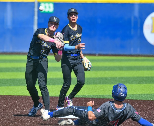 La Mirada second baseman Bear Calvo (27) forces out Los...