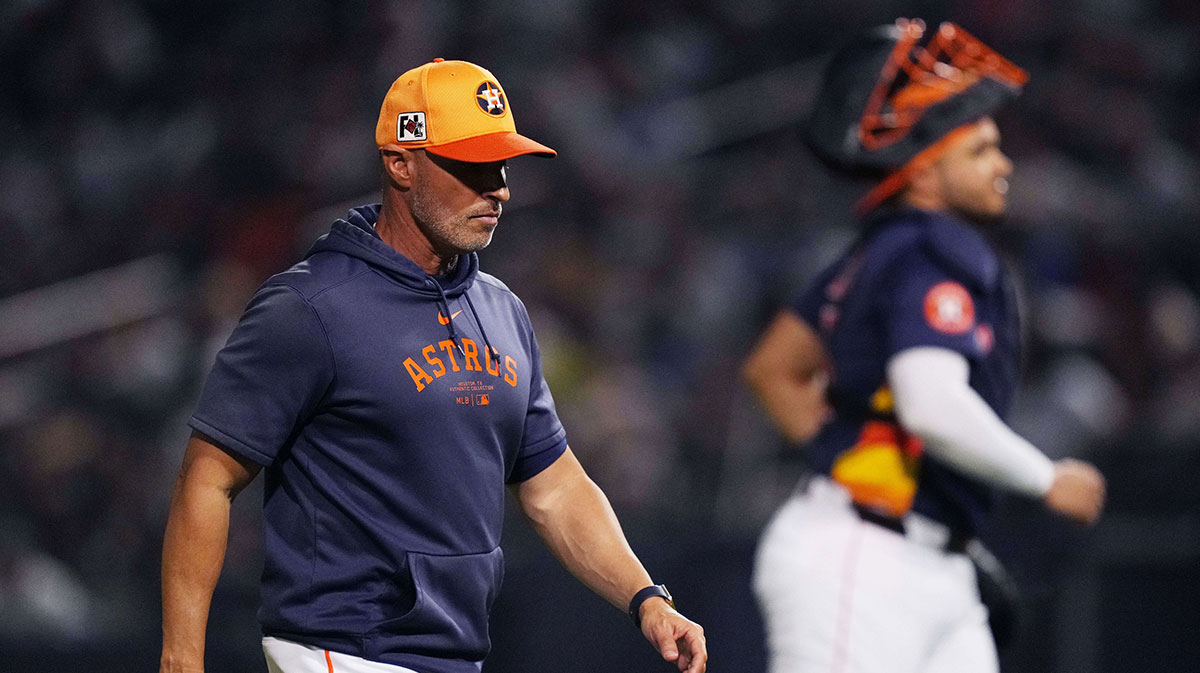 Houston Astros manager Joe Espada (19) makes a pitching change in the third inning against the New York Yankees at CACTI Park of the Palm Beaches.
