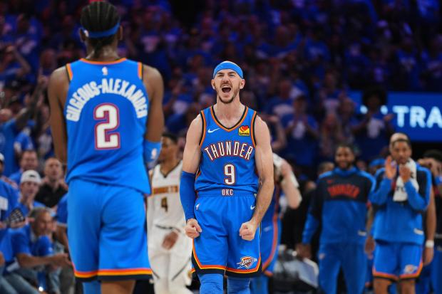 Shai Gilgeous-Alexander (2), Alex Caruso (9) y el banquillo del Thunder de Oklahoma City celebran al final de la segunda mitad del Juego 7 de las semifinales de la Conferencia Oeste de los playoffs de baloncesto de la NBA contra los Nuggets de Denver, el domingo 18 de mayo de 2025, en Oklahoma City. (AP Foto/Kyle Phillips)