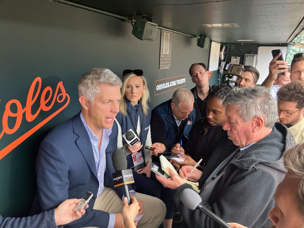 Blame GM Elias for woeful baseball team.